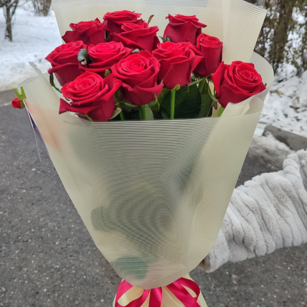 Букет з 11 червоних троянд