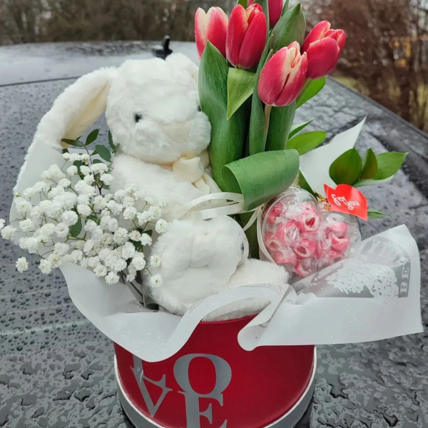 Композиція з тюльпанів та м'якої іграшки
