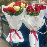 Букети із 15 червоних троянд