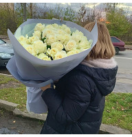 Букет із 33 білих троянд
