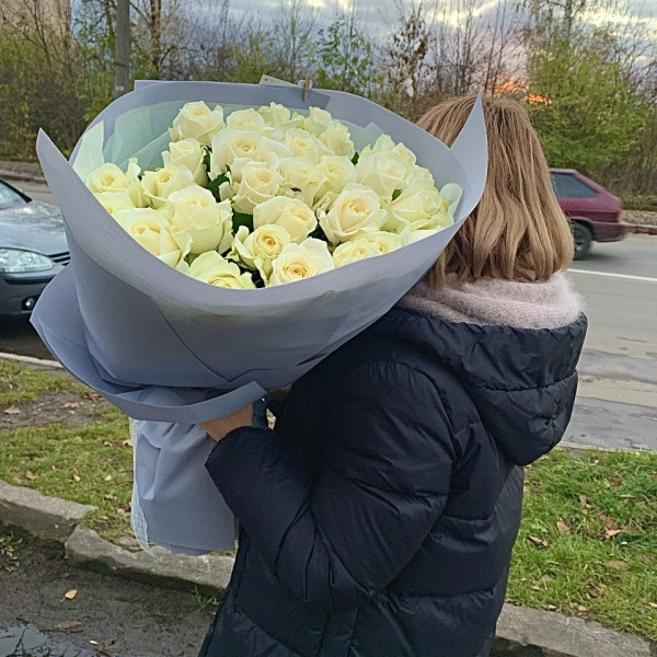 Букет із 33 білих троянд