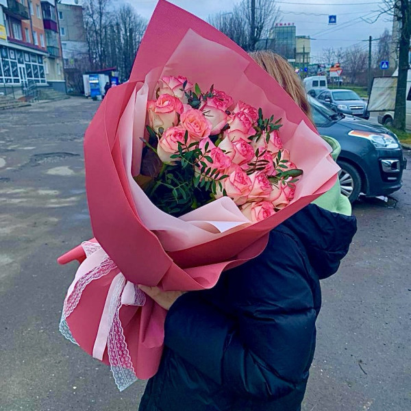 Букет із 15 троянд Джумілія