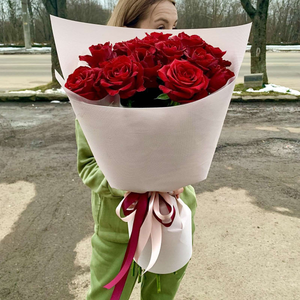 Букет із 15 червоних троянд Madam red (Мадам ред)