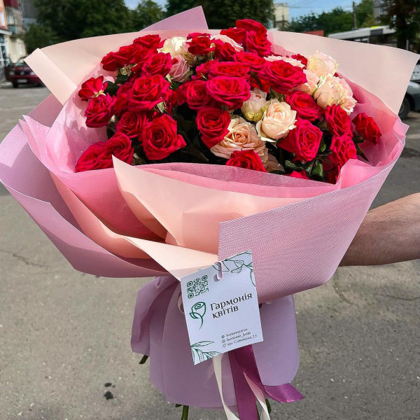 Букет із червоно-кремової кущової троянди