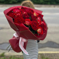 Букет із 25 червоних троянд