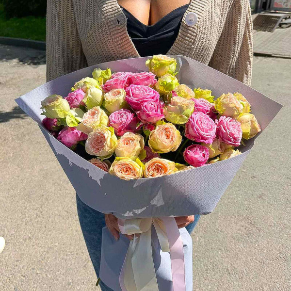 Букет із рожево-кремової кущової троянди