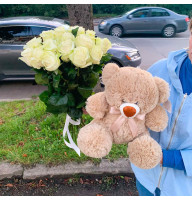 Букет із 15 білих троянд та ведмедика