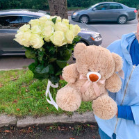 Букет із 15 білих троянд та ведмедика