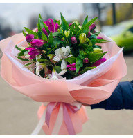 Букет мікс із альстромерій