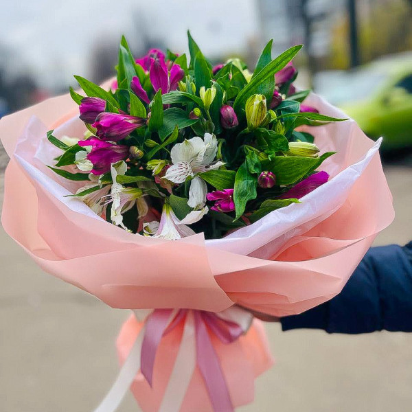 Букет мікс із альстромерій