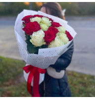 Букет із 15 біло червоних троянд