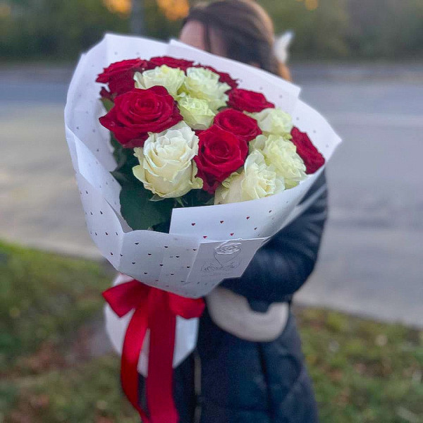Букет із 15 біло червоних троянд